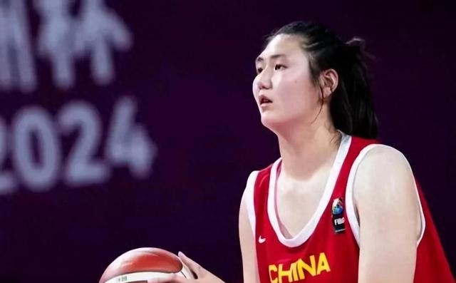 国家队大赛首秀！张子宇13分末节双塔让人期待(2米23大宝贝张子宇u16国青女篮比赛)