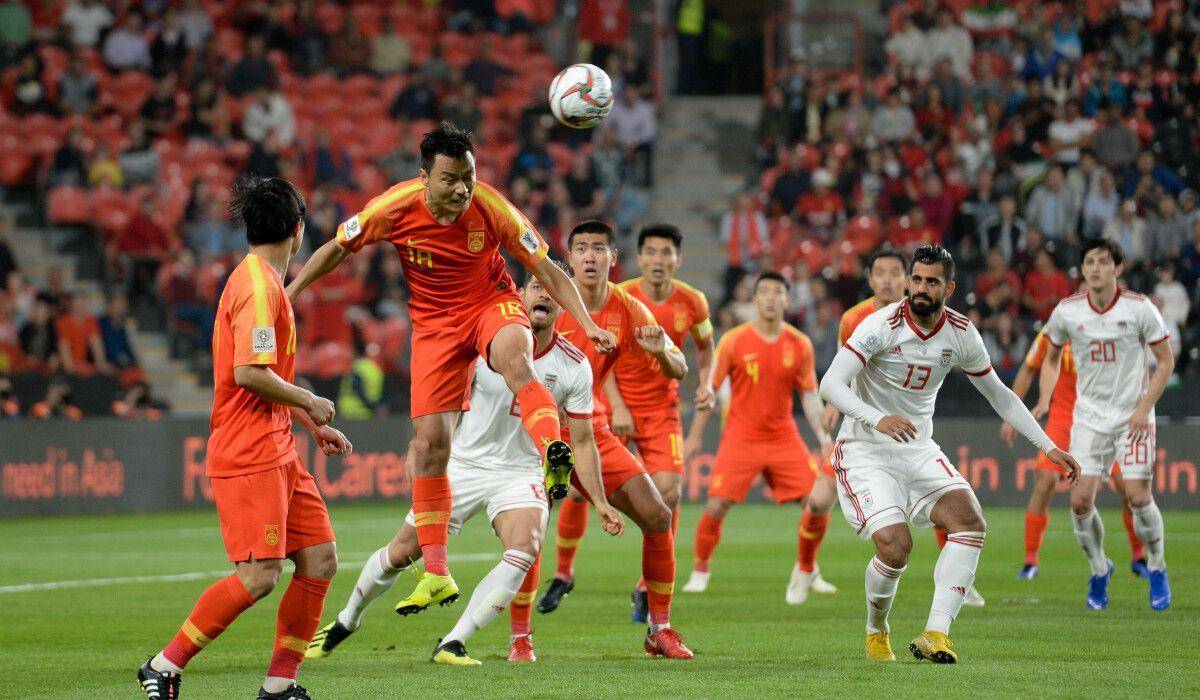 申台龙回应执教国足：中国足协没邀请我但我有信心带好(申彤足球运动员简历)