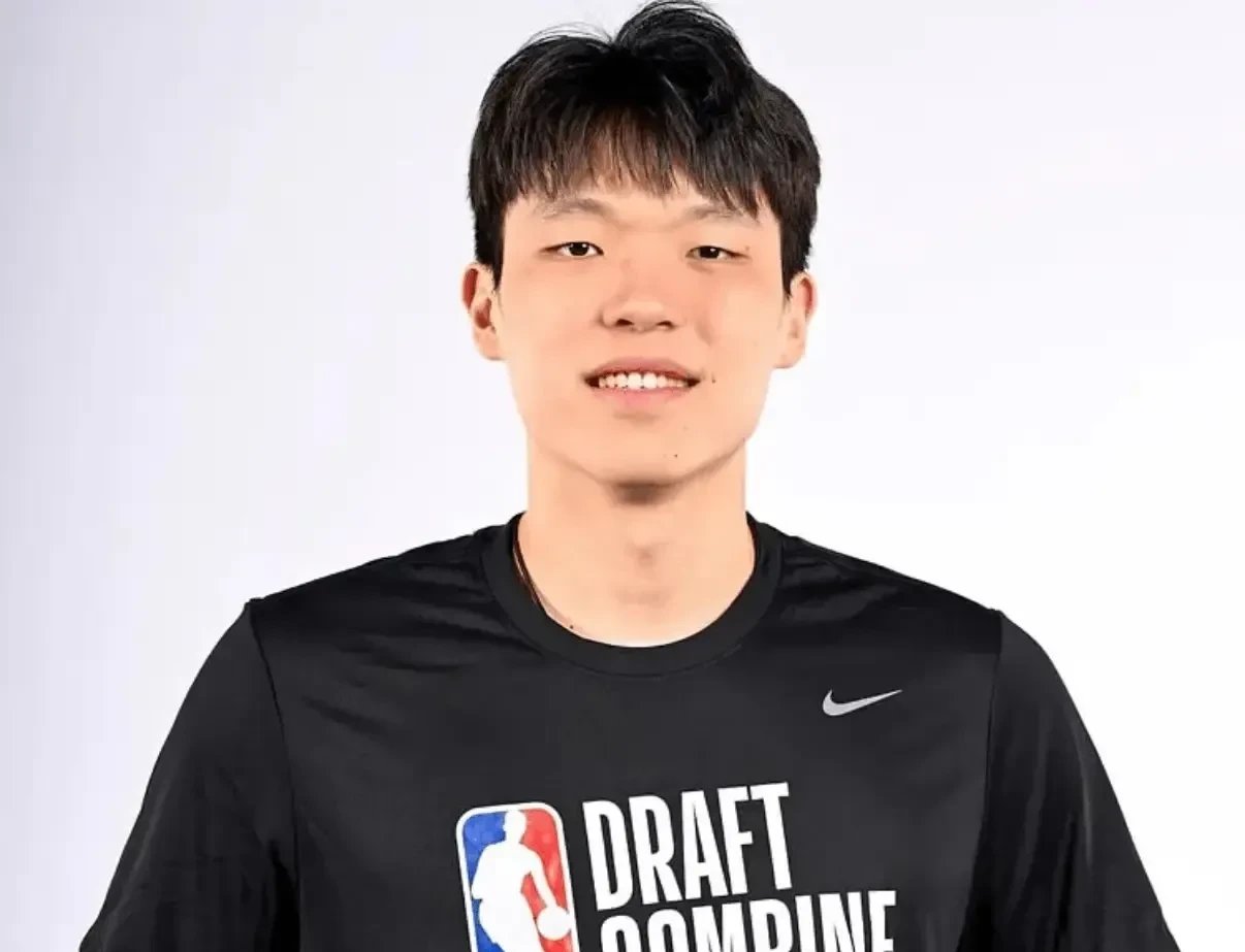 首发+首分！杨瀚森首秀从容不迫用助攻惊艳全场(杨瀚森首秀激发讨论)