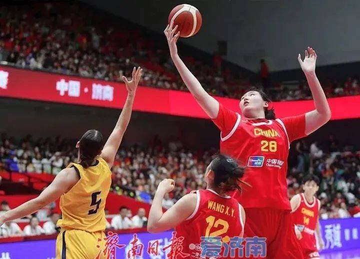 半岛体育-组图：中国女篮备战波黑宫鲁鸣给张子宇开小灶(宫鲁鸣担任中国女篮主教练)