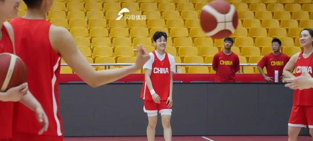 组图：中国女篮备战波黑宫鲁鸣给张子宇开小灶(宫鲁鸣担任中国女篮主教练)