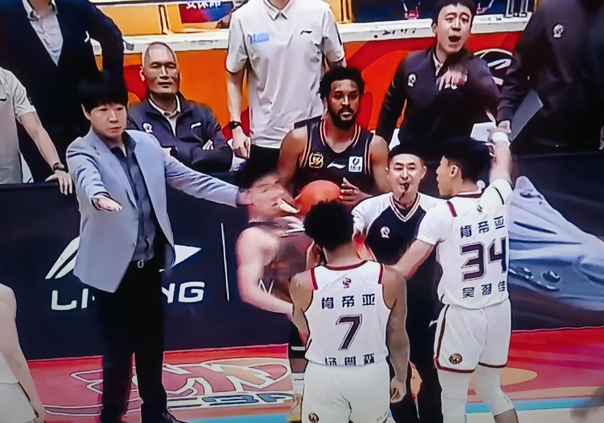 对抗激烈的球队比赛，每一分都不容放过(对抗激烈的球队比赛,每一分都不容放过英语)